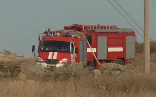 В Севастополе пожарным вновь пришлось тушить траву возле телевышки