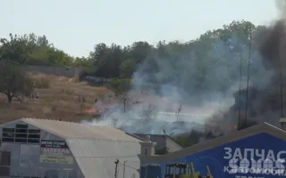В Севастополе в районе Стрелецкого рынка неизвестный поджёг мусор. Выгорел один гектар открытой местности 