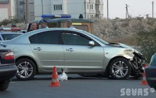 В Севастополе на Столетовском проспекте произошло ДТП с участием трёх автомобилей, пострадала девушка. Видео последствий ДТП