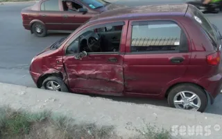 В Севастополе на Столетовском проспекте произошло ДТП с участием трёх автомобилей, пострадала девушка. Видео последствий ДТП