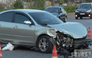 В Севастополе на Столетовском проспекте произошло ДТП с участием трёх автомобилей, пострадала девушка. Видео последствий ДТП
