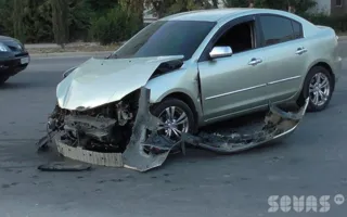 В Севастополе на Столетовском проспекте произошло ДТП с участием трёх автомобилей, пострадала девушка. Видео последствий ДТП