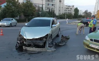 В Севастополе на Столетовском проспекте произошло ДТП с участием трёх автомобилей, пострадала девушка. Видео последствий ДТП