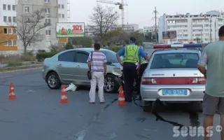 В Севастополе на Столетовском проспекте произошло ДТП с участием трёх автомобилей, пострадала девушка. Видео последствий ДТП
