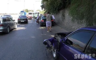 В Севастополе на улице Героев Севастополя в лобовом ДТП пострадали люди. Видео последствий