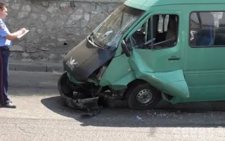 В Севастополе на улице Героев Севастополя в лобовом ДТП пострадали люди. Видео последствий