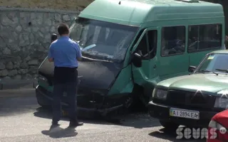 В Севастополе на улице Героев Севастополя в лобовом ДТП пострадали люди. Видео последствий