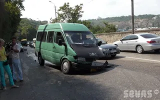 В Севастополе на улице Героев Севастополя в лобовом ДТП пострадали люди. Видео последствий