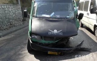 В Севастополе на улице Героев Севастополя в лобовом ДТП пострадали люди. Видео последствий