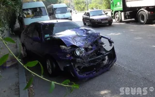 В Севастополе на улице Героев Севастополя в лобовом ДТП пострадали люди. Видео последствий