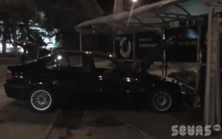 В Севастополе на площади Восставших автомобиль «BMW-3» протаранил остановку. Видео последствий ДТП