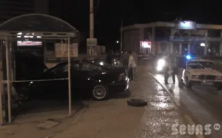 В Севастополе на площади Восставших автомобиль «BMW-3» протаранил остановку. Видео последствий ДТП