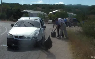 В Севастополе преступник совершил разбойное нападение на таксиста, а затем на угнанной машине попал в ДТП