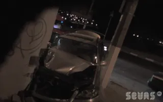 Джип «Mercedes» врезался в остановку. Последствия ДТП на видео 