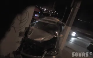 Джип «Mercedes» врезался в остановку. Последствия ДТП на видео 