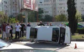 В результате ДТП на ПОРе перевёрнутый автомобиль чуть не взорвался