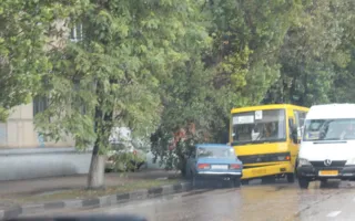 На улице Героев Севастополя маршрутка подмяла ВАЗ 