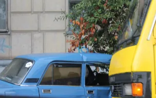 На улице Героев Севастополя маршрутка подмяла ВАЗ 