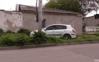 В Севастополе на улице Льва Толстого «Nissan» вылетел с дороги 