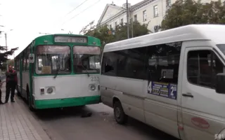 На Матроса Кошки столкнулись троллейбус с маршруткой