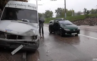 В районе Восставших столкнулись два автомобиля. Видео ДТП