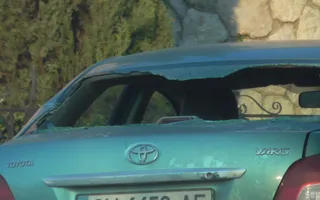 В районе улицы Ивана Голубца экскаватор разбил ковшом стекло «Toyota»