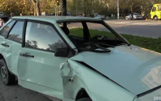 На проспекте Генерала Острякова автобус «Богдан» чуть не раздавил ВАЗ 