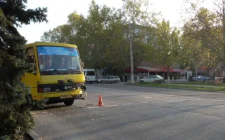 На проспекте Генерала Острякова автобус «Богдан» чуть не раздавил ВАЗ 