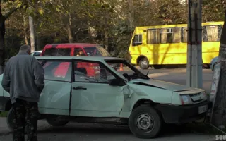 На проспекте Генерала Острякова автобус «Богдан» чуть не раздавил ВАЗ 
