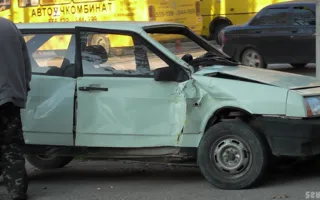 На проспекте Генерала Острякова автобус «Богдан» чуть не раздавил ВАЗ 