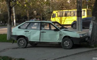 На проспекте Генерала Острякова автобус «Богдан» чуть не раздавил ВАЗ 