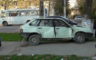 На проспекте Генерала Острякова автобус «Богдан» чуть не раздавил ВАЗ 