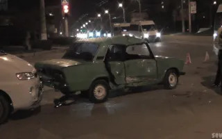 На проспекте Генерала Острякова столкнулись маршрутка и два автомобиля. Видео последствий ДТП