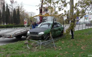 В Севастополе на ПОРе автомобиль «Daewoo» протаранил ограждение и перевернулся