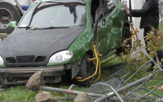 В Севастополе на ПОРе автомобиль «Daewoo» протаранил ограждение и перевернулся