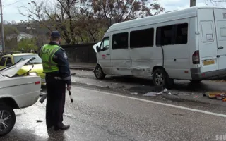 На Героев Севастополя столкнулись маршрутка и два автомобиля. Видео последствий ДТП