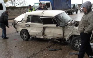 На Героев Севастополя столкнулись маршрутка и два автомобиля. Видео последствий ДТП