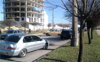 На улице Руднева лоб в лоб столкнулись автомобили «Москвич» и «Mitsubishi»