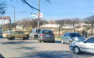 На улице Руднева лоб в лоб столкнулись автомобили «Москвич» и «Mitsubishi»