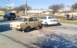 На улице Руднева лоб в лоб столкнулись автомобили «Москвич» и «Mitsubishi»