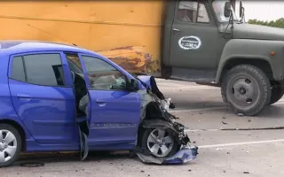 На улице Хрусталёва девушка на автомобиле протаранила грузовик
