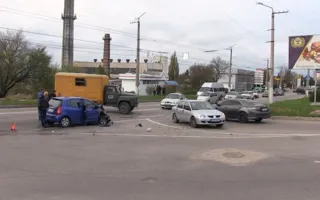 На улице Хрусталёва девушка на автомобиле протаранила грузовик