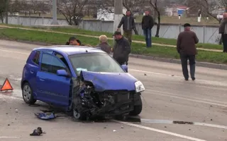 На улице Хрусталёва девушка на автомобиле протаранила грузовик