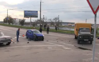 На улице Хрусталёва девушка на автомобиле протаранила грузовик