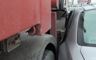 В районе «Студгородка» грузовик загнал автомобиль «Chevrolet» на обочину