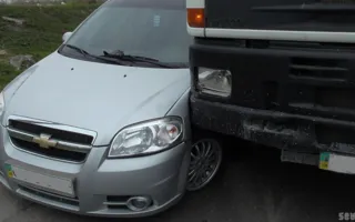 В районе «Студгородка» грузовик загнал автомобиль «Chevrolet» на обочину