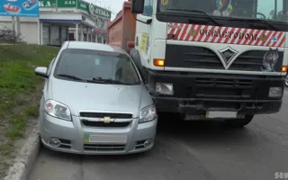 В районе «Студгородка» грузовик загнал автомобиль «Chevrolet» на обочину