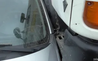В районе «Студгородка» грузовик загнал автомобиль «Chevrolet» на обочину