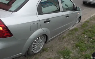 В районе «Студгородка» грузовик загнал автомобиль «Chevrolet» на обочину