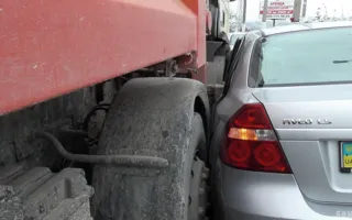 В районе «Студгородка» грузовик загнал автомобиль «Chevrolet» на обочину